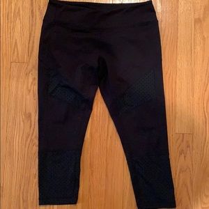 Zella Size M Black Mid-rise crops.